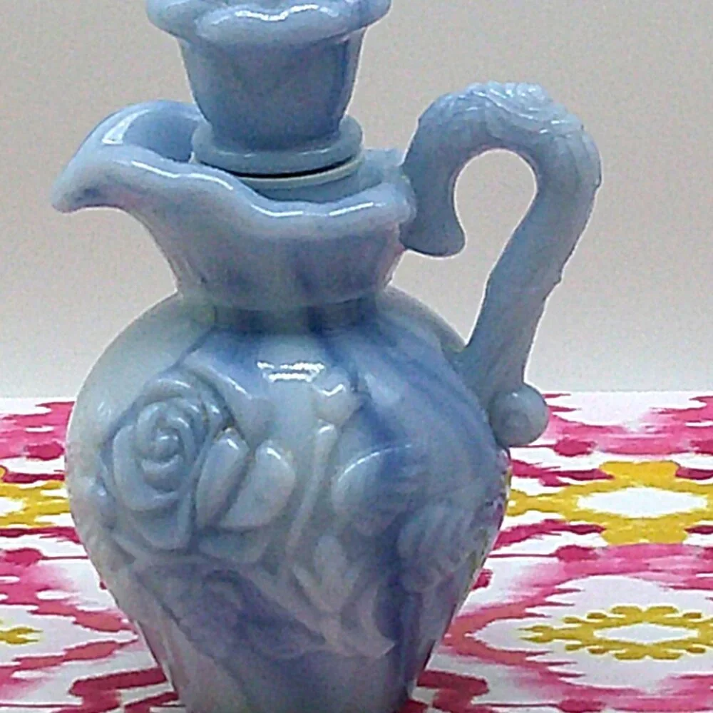 Vintage May 1978 Avon Victoriana Bubble Bath Pitcher - Blue. - Picture 4 of 4